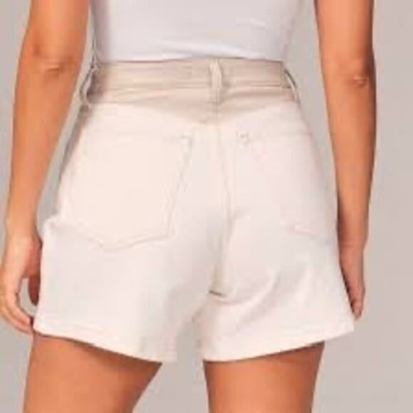 NEW Abercrombie The Dad Short High Rise Cream Faux Leather Waist - Size 30/10 - Picture 2 of 9